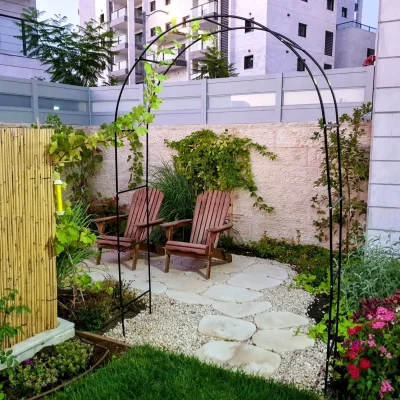 הקמת גינה עם פינת ישיבה בתוך בוסתן פירות, אבני מדרך, דשא חי, פרחים ושיחים.